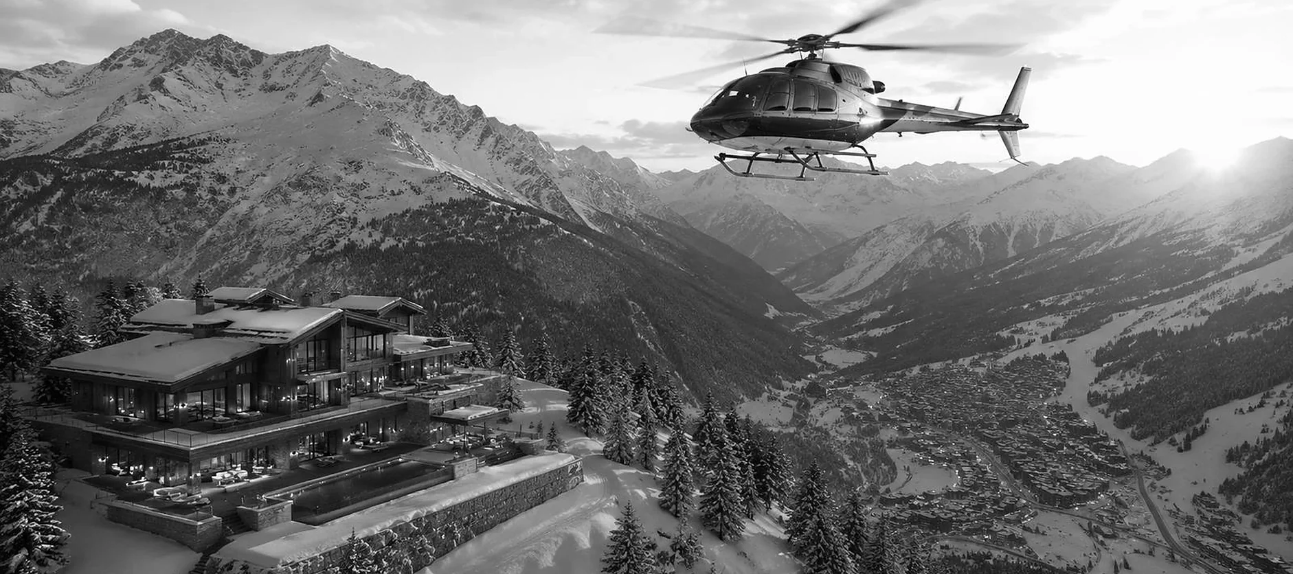 Chalet de luxe en location privée dans les Alpes, hélicoptère privé au-dessus de la vallée