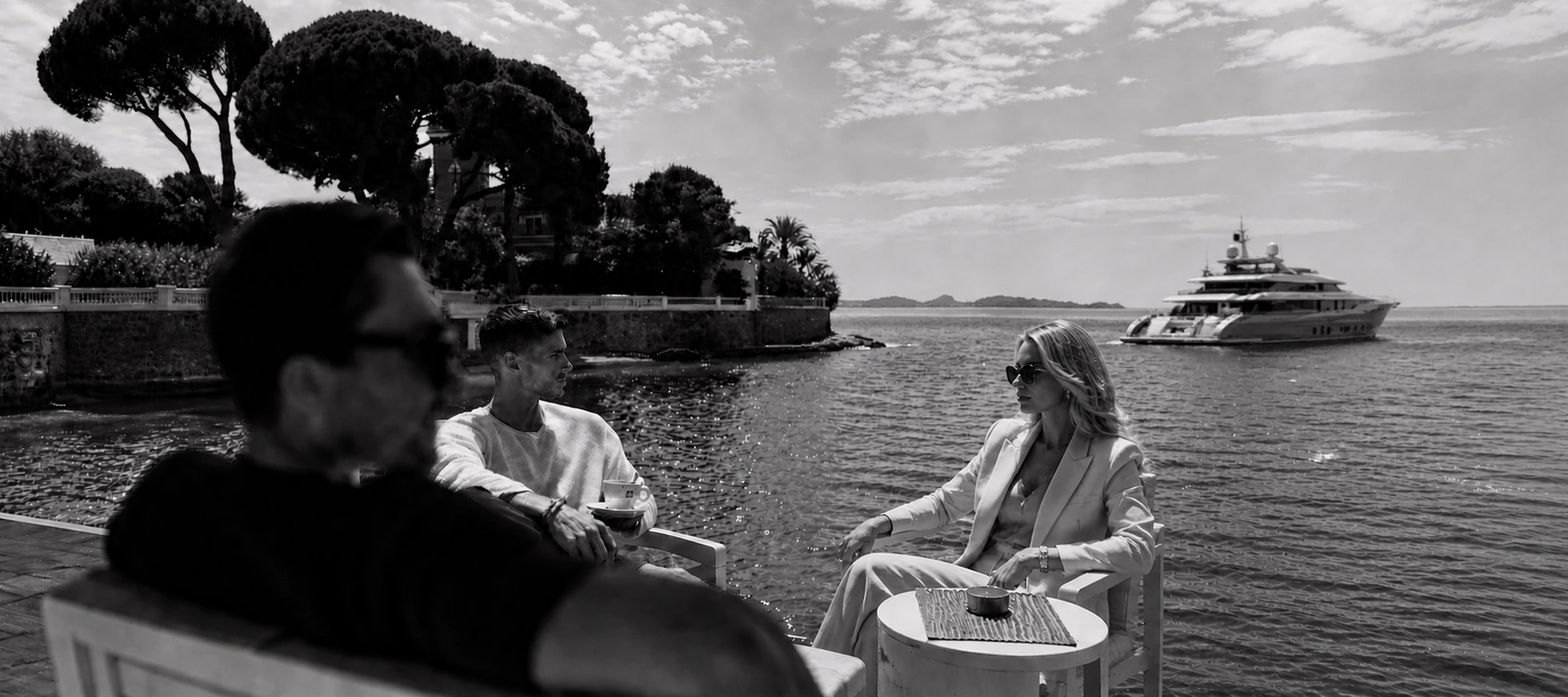 Terrasse de villa de luxe et yacht au large de la Côte d'Azur