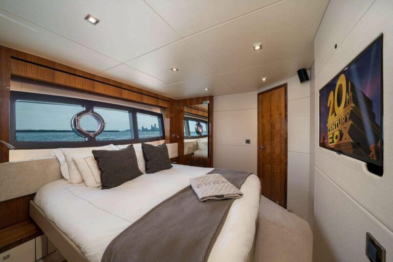 OASIS owner stateroom, yacht charter Cannes