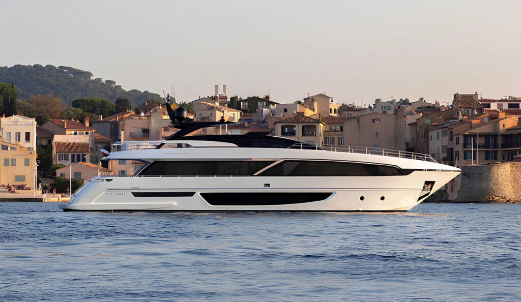 RAPH SEVEN II — Riva Corsaro 100 profile off Saint-Tropez, charter Cote d Azur