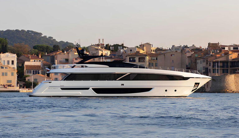 RAPH SEVEN II — Riva Corsaro 100 profile off Saint-Tropez, charter Cote d Azur
