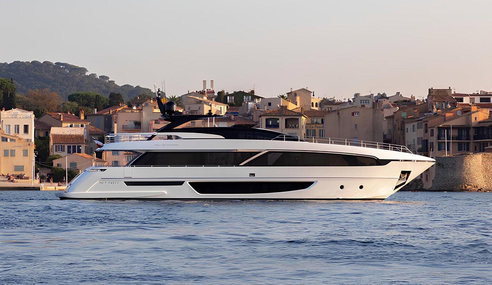 RAPH SEVEN II — Riva Corsaro 100 profile off Saint-Tropez, charter Cote d Azur