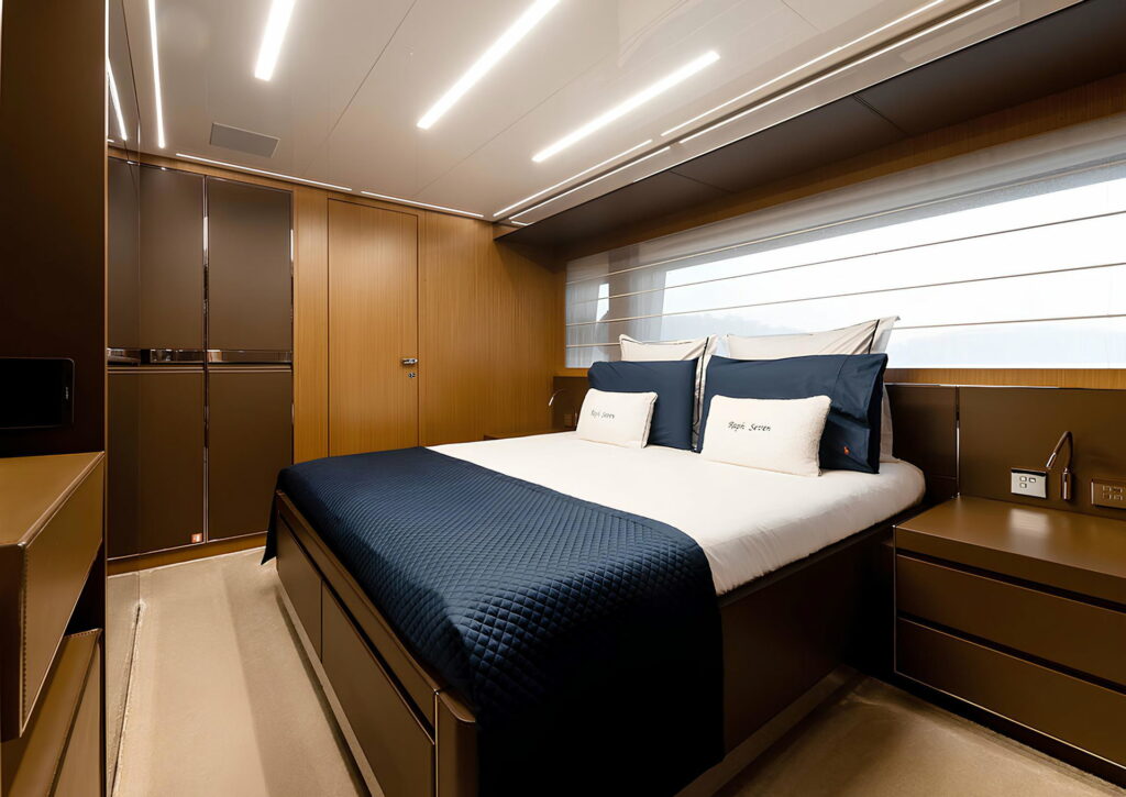 RAPH SEVEN II — guest double stateroom, charter Cote d Azur