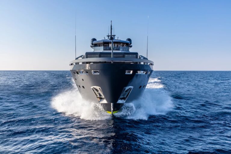 SEA CORAL II — head-on view at speed, charter Cote d Azur