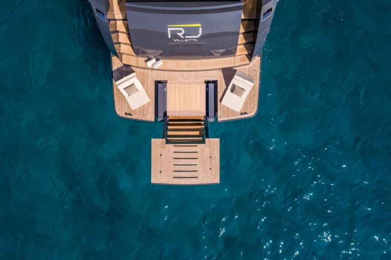 SEA CORAL II — aft swim platform and bathing ladder, charter Cote d Azur