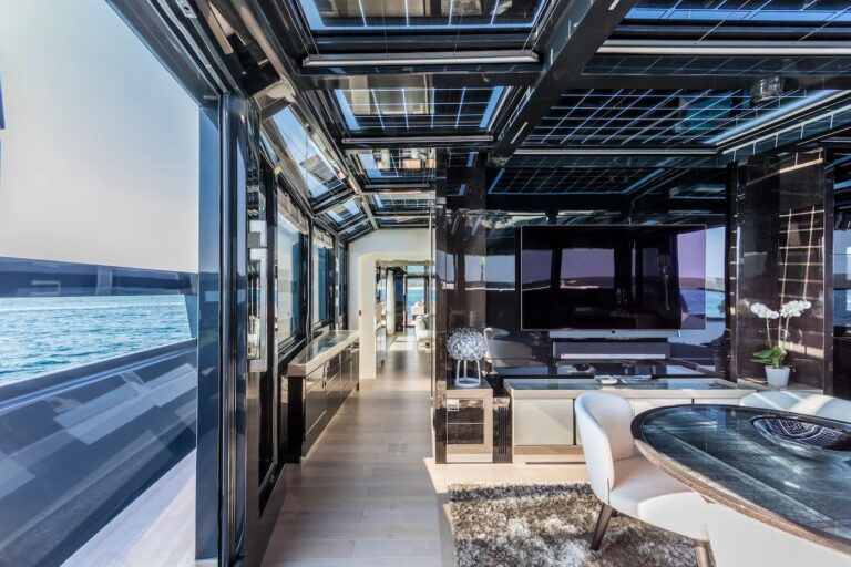 SEA CORAL II — side terrace opening onto the sea, charter Cote d Azur