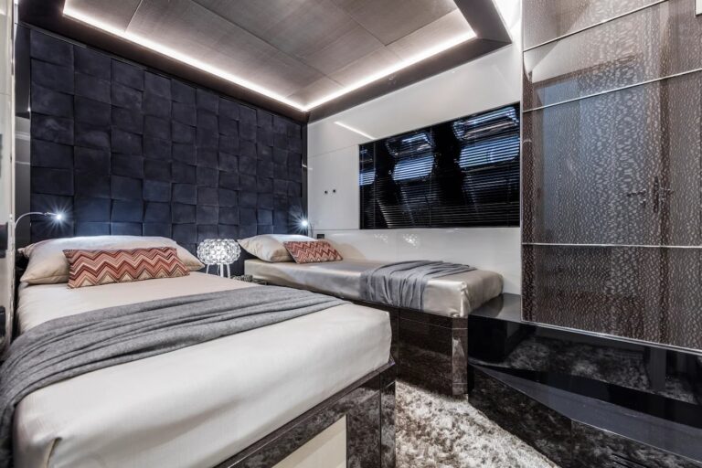 SEA CORAL II — guest cabin with twin configuration, charter Cote d Azur