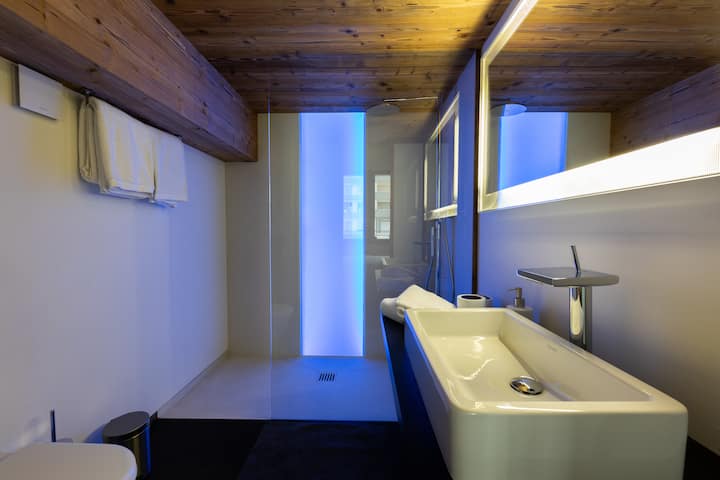 Angelus — en-suite shower room