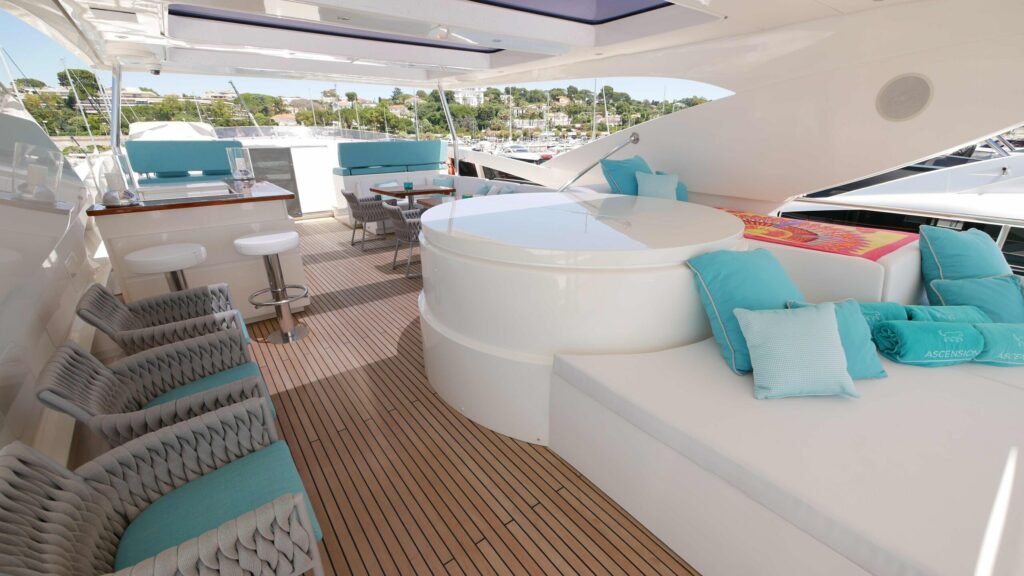 ASCENSION — flybridge jacuzzi and bar, charter Côte d'Azur