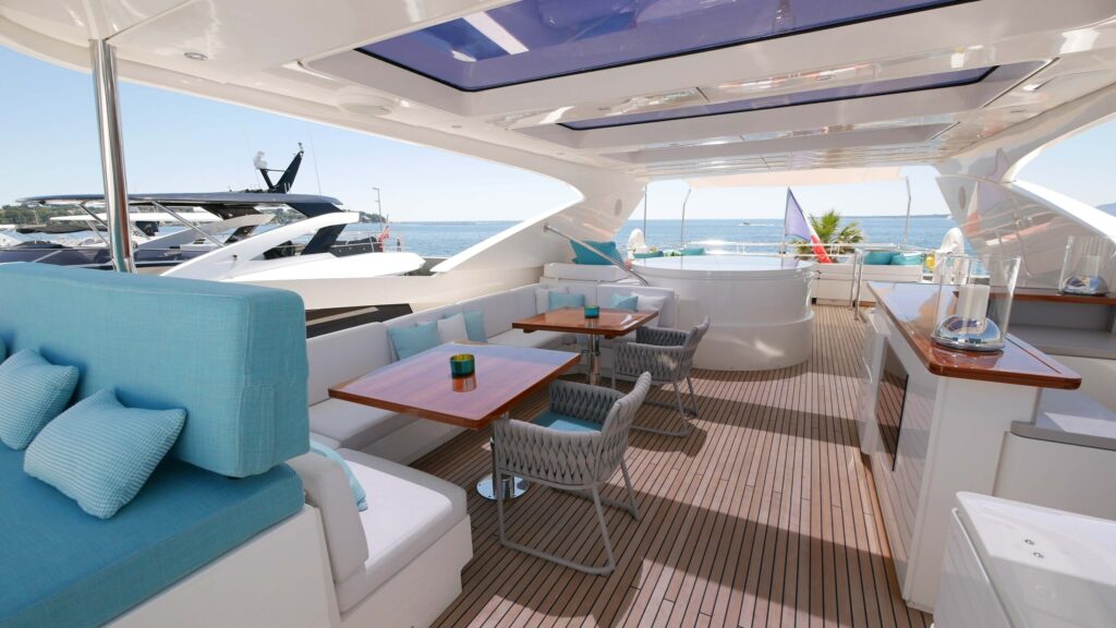 ASCENSION — flybridge dining tables and jacuzzi, charter Côte d'Azur