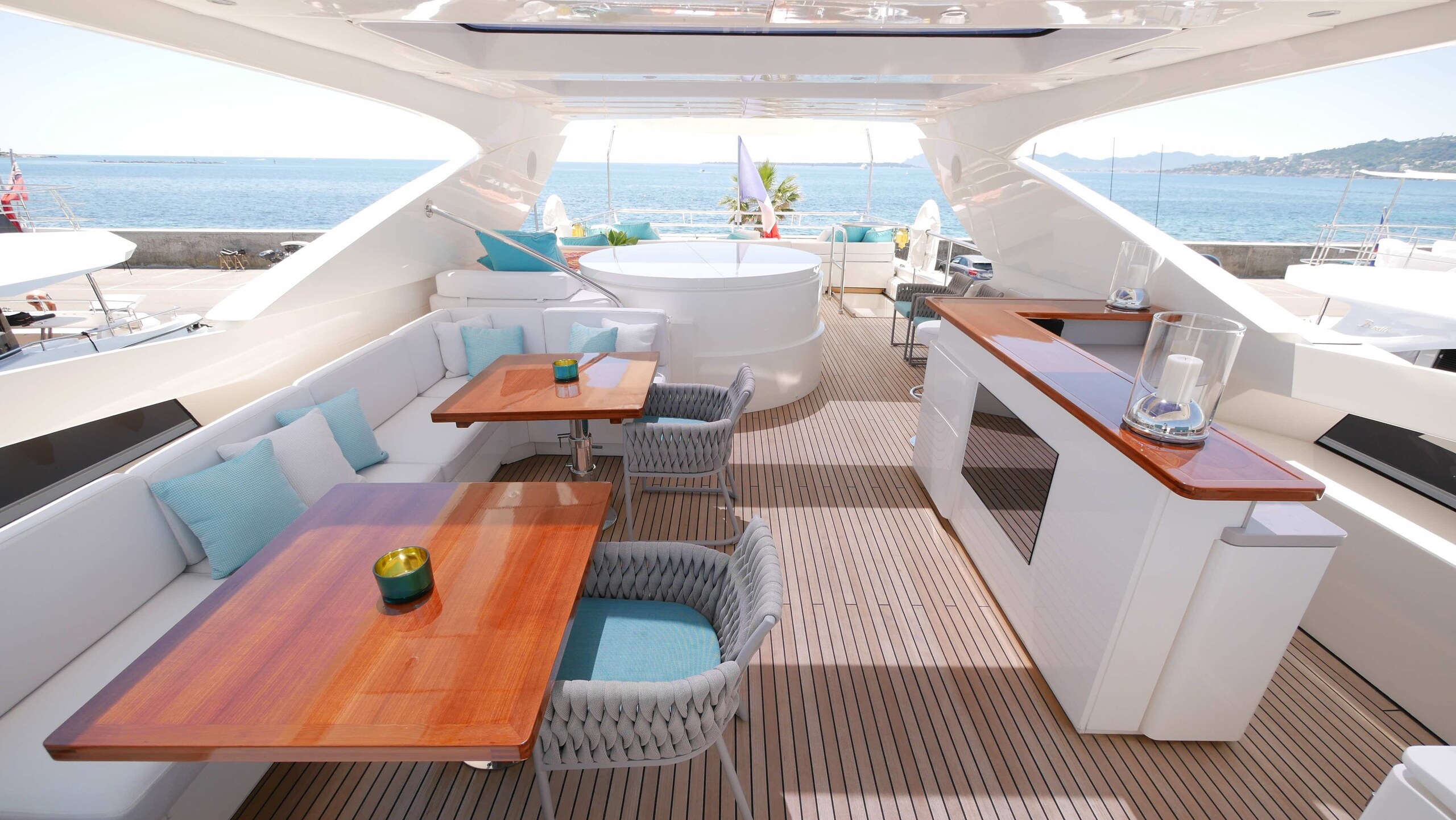 ASCENSION — flybridge dining and bar with sea view, charter Côte d'Azur