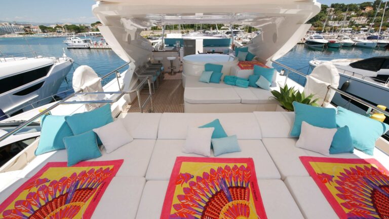 ASCENSION — flybridge sunpad and jacuzzi, charter Côte d'Azur