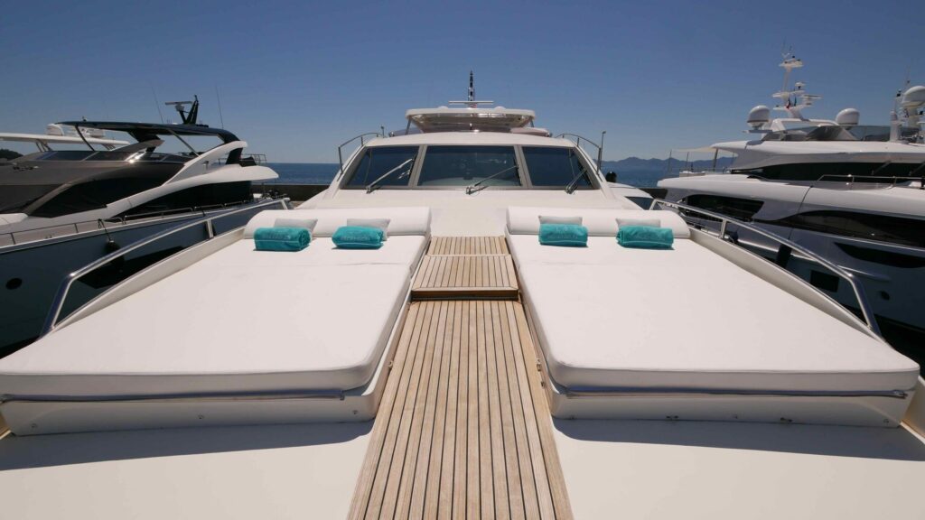 ASCENSION — foredeck sunpads, charter Côte d'Azur