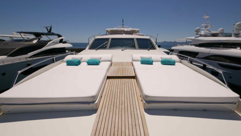 ASCENSION — foredeck sunpads, charter Côte d'Azur