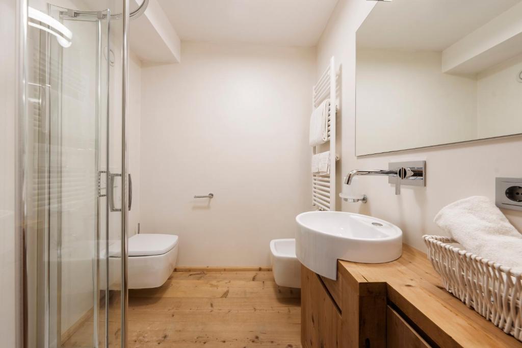 Casa Aurea, Cortina d'Ampezzo — shower room with timber vanity