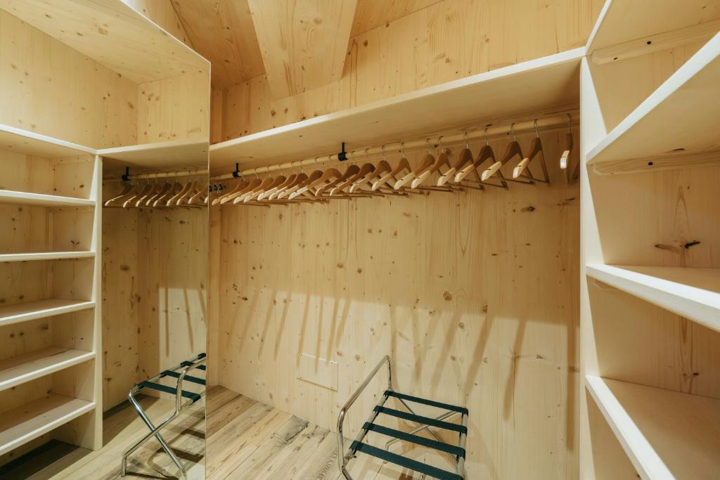 Casa Aurea, Cortina d'Ampezzo — ski room with racks and boot storage
