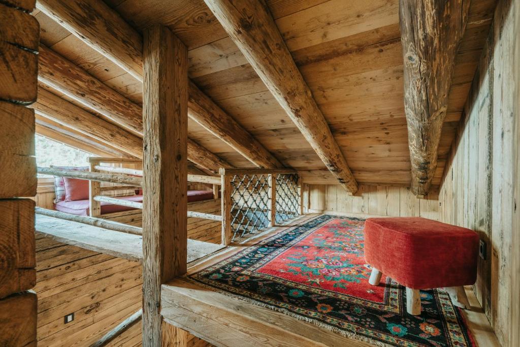 Casa Aurea, Cortina d'Ampezzo — attic nook with upholstered bench