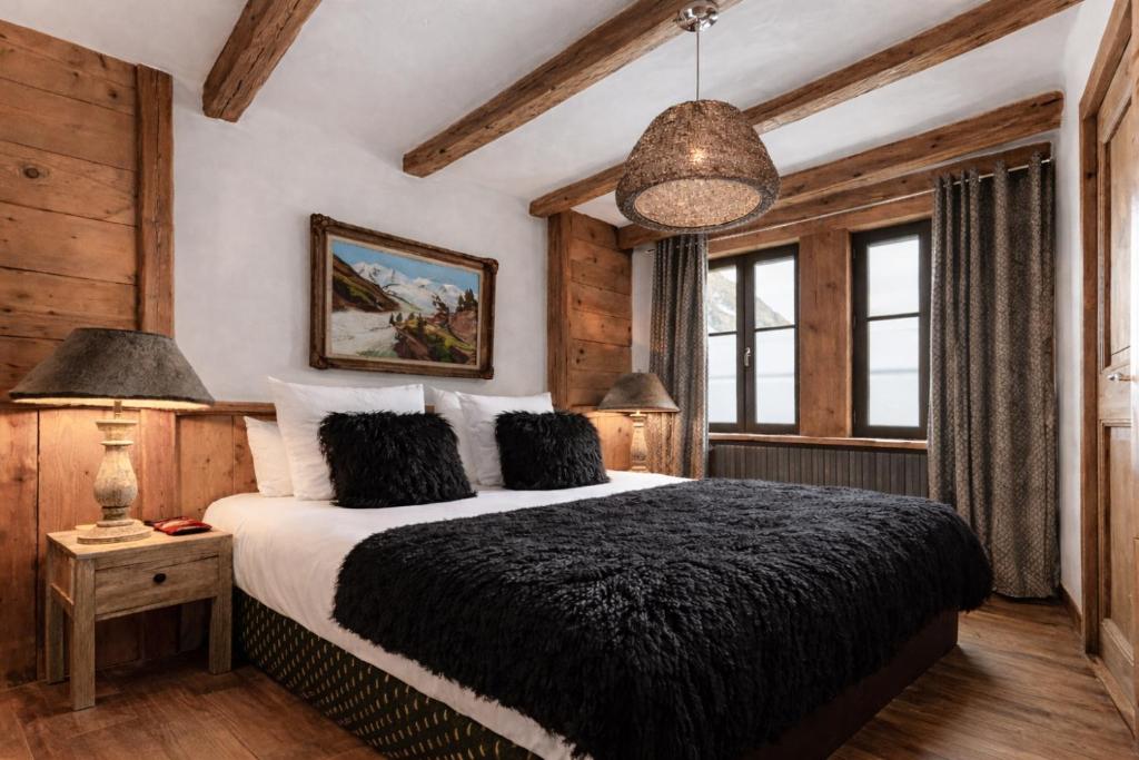 Chalet Alix — bedroom with mountain landscape view