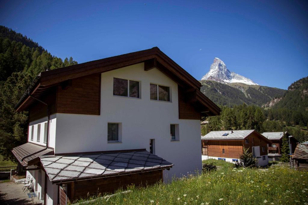 Chalet Talisman, Zermatt — chalet exterior with Matterhorn view in summer