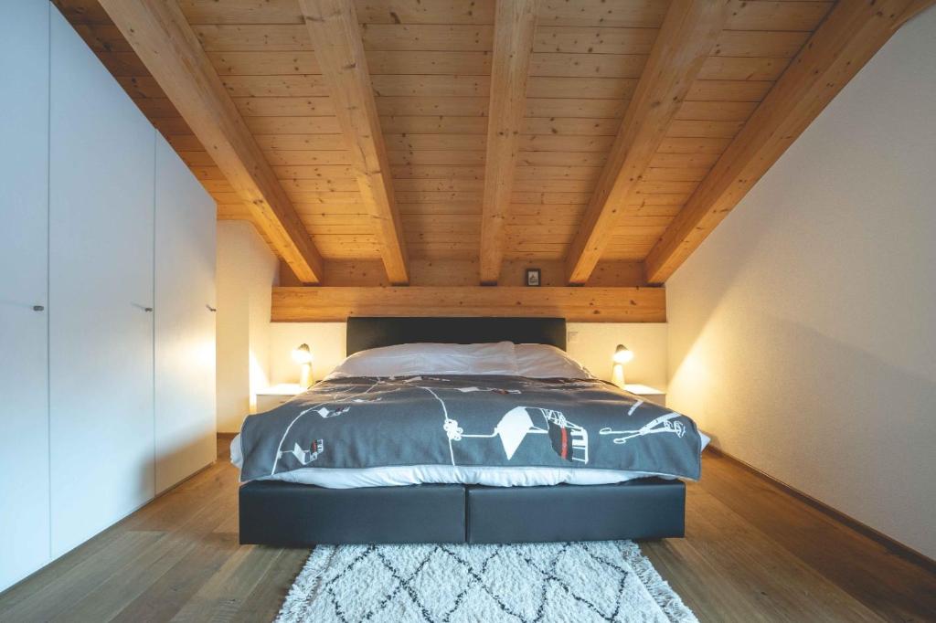 Chalet Talisman, Zermatt — attic bedroom with king-size bed