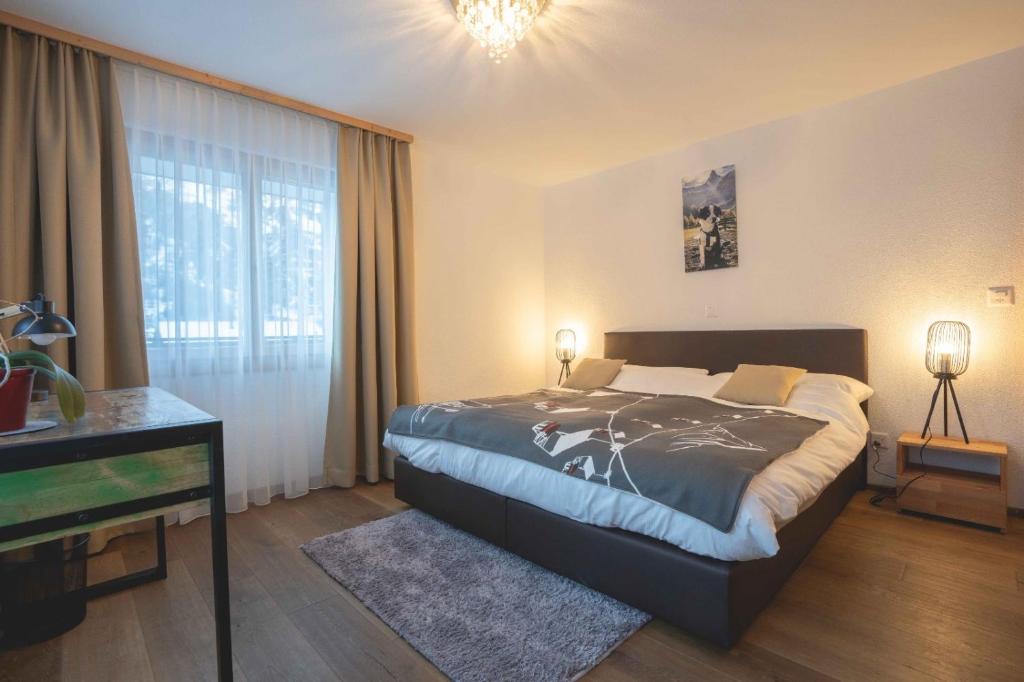 Chalet Talisman, Zermatt — bedroom with king-size bed
