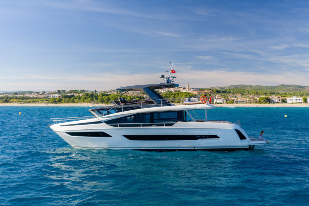 ENTHUSIAST — profile at anchor, charter Côte d'Azur