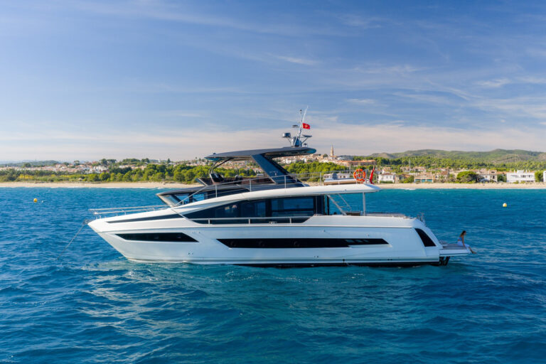 ENTHUSIAST — profile at anchor, charter Côte d'Azur