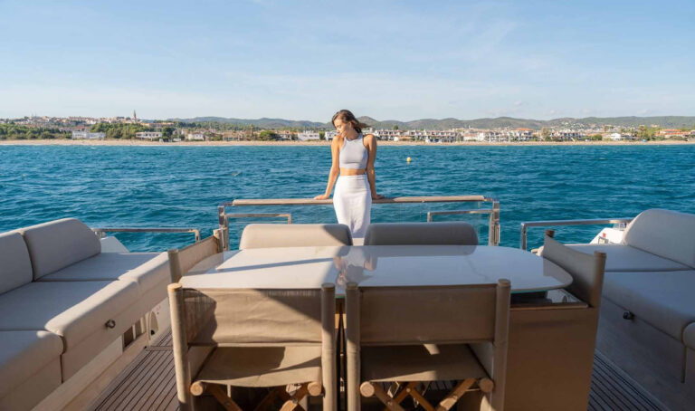 ENTHUSIAST — foredeck lounge, charter Côte d'Azur