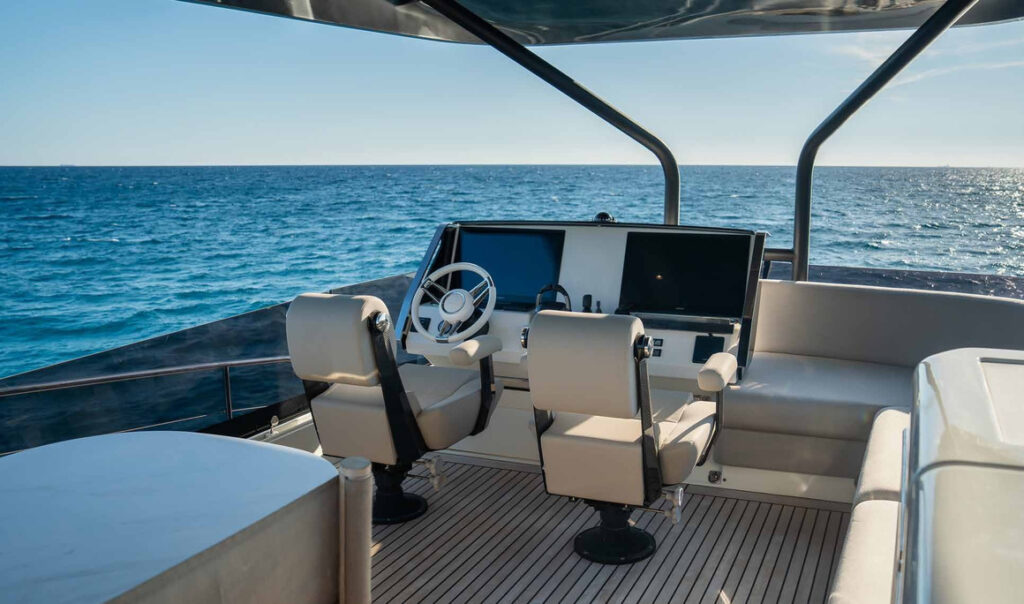 ENTHUSIAST — flybridge helm station, charter Côte d'Azur