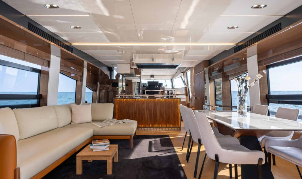 ENTHUSIAST — salon dining area, charter Côte d'Azur