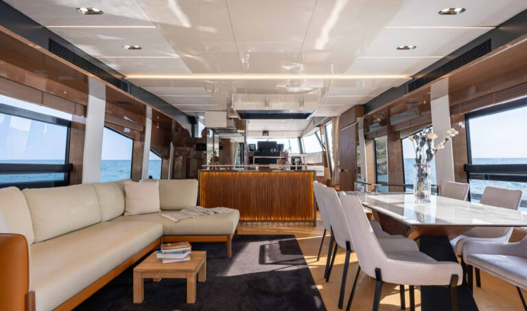 ENTHUSIAST — salon dining area, charter Côte d'Azur