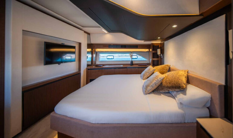 ENTHUSIAST — guest cabin, charter Côte d'Azur