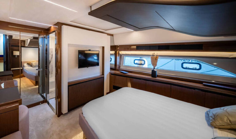 ENTHUSIAST — guest cabin, charter Côte d'Azur