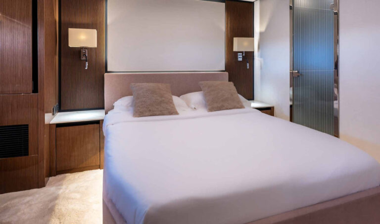 ENTHUSIAST — guest cabin, charter Côte d'Azur