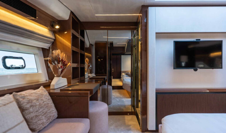 ENTHUSIAST — cabin with desk, charter Côte d'Azur