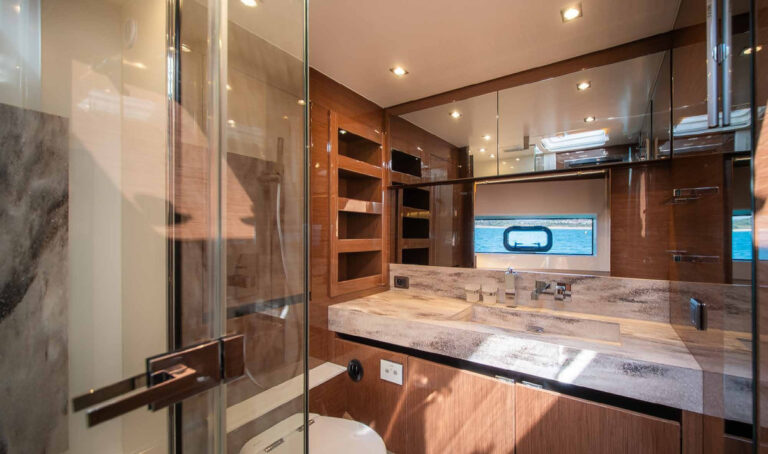 ENTHUSIAST — en-suite bathroom, charter Côte d'Azur