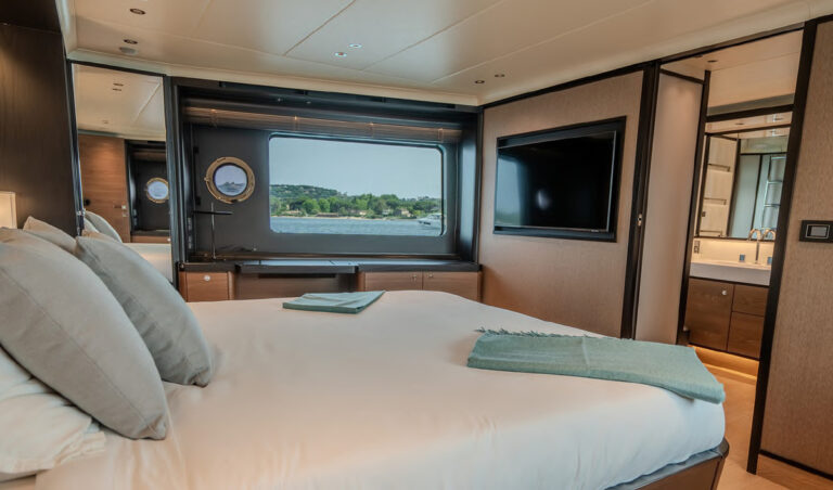 SEMELA — guest cabin with television, charter Côte d'Azur