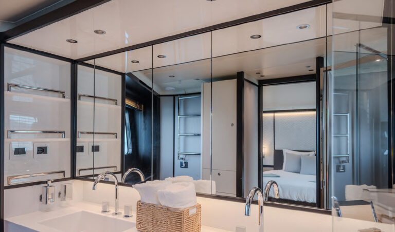 SEMELA — en-suite bathroom, charter Côte d'Azur