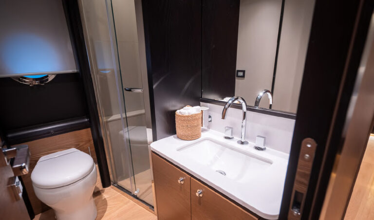 SEMELA — en-suite bathroom, charter Côte d'Azur
