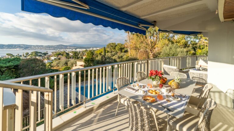 Appartement Aurelia — covered terrace with sea view, luxury apartment rental Cap d'Antibes